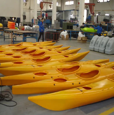 Un bon prix. C'est un bateau de plaisance qui est monté sur le toit. en ligne